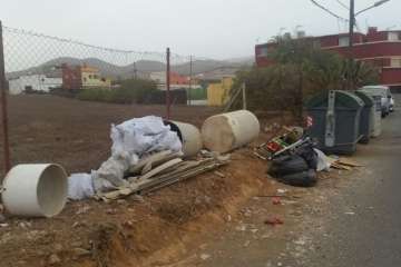 Restos de material con amianto en diversos puntos del municipio (Foto TA)